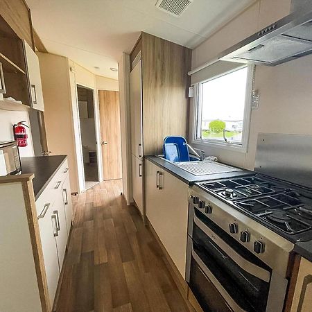 Superb 6 Berth Caravan At St Osyth Beach, Near Clacton-On-Sea Ref 28008Mc Zewnętrze zdjęcie