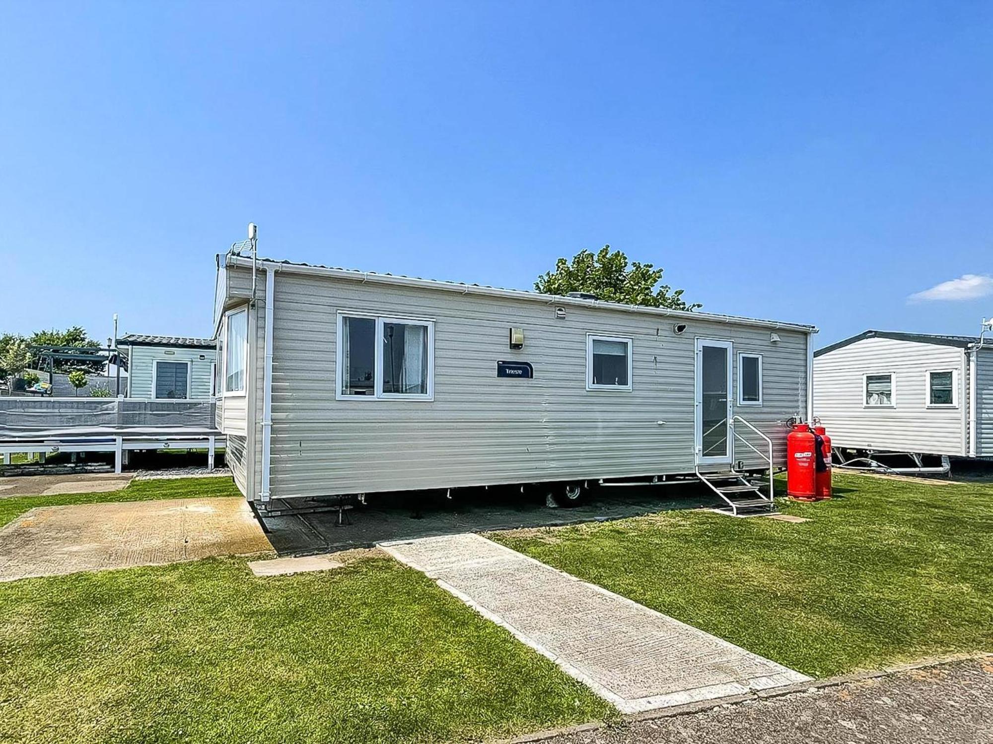 Superb 6 Berth Caravan At St Osyth Beach, Near Clacton-On-Sea Ref 28008Mc Zewnętrze zdjęcie