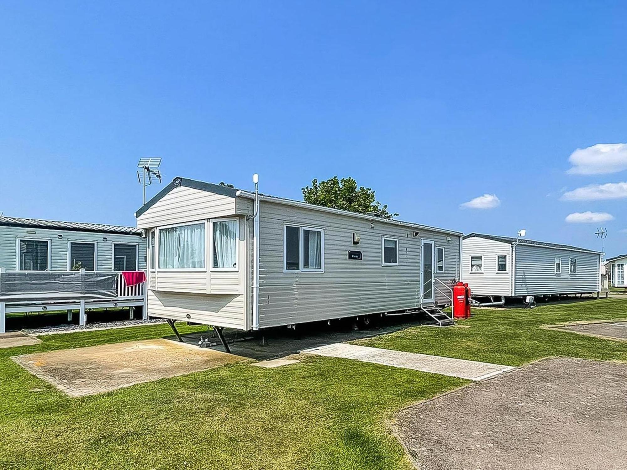 Superb 6 Berth Caravan At St Osyth Beach, Near Clacton-On-Sea Ref 28008Mc Zewnętrze zdjęcie